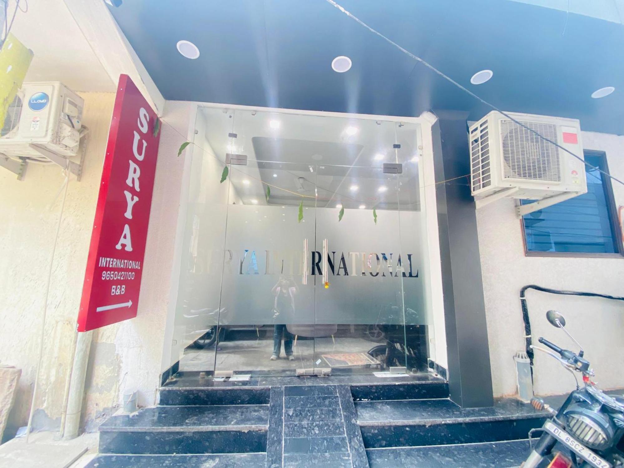 Bed and Breakfast Surya International Nueva Delhi Exterior foto